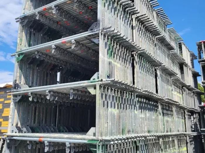 Layher Fassadengerüst mit Stahlböden 600m² gebraucht